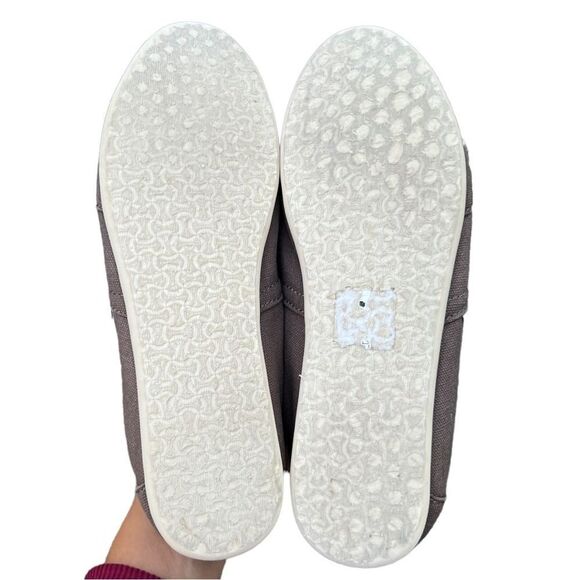 Toms Classic Slip On Canvas Shoe Canvas 6.5 (women’s) color: Ash grey/beige - Picture 4 of 12